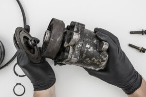 Bomba de aceite y sus componentes organizados en estanterías de taller, mostrando gestión de inventario y optimización de stock.