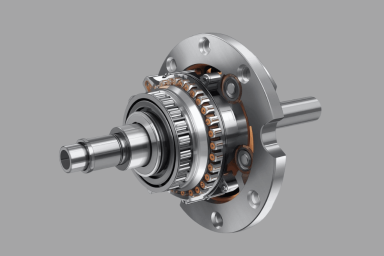 Mécanicien inspectant le roulement d’arbre de transmission pour détecter une panne.