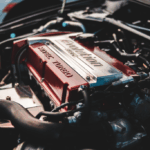 Mécanicien retirant une chemise de cylindre avec un extracteur spécialisé en atelier.