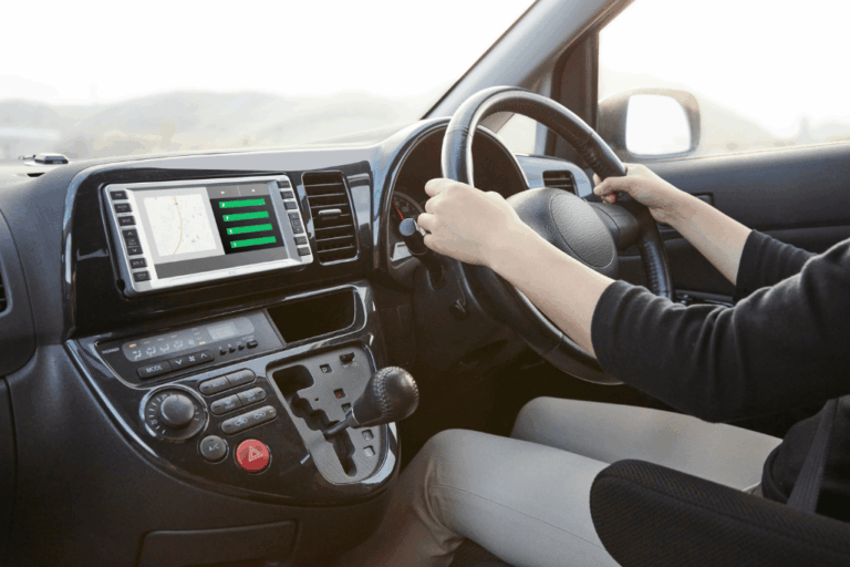 Technicien réalisant le calibrage du système d’assistance de trajectoire sur un véhicule.
