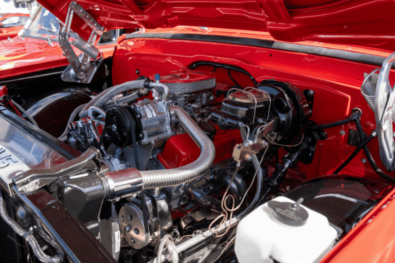 Mécanicien effectuant le chemisage d’un bloc moteur avec des outils de précision.