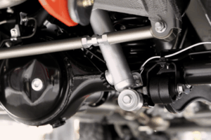 10 pièces d'usure qui augmentent la consommation de carburant 2 Mécanicien inspectant les pièces d’un moteur pour identifier celles qui augmentent la consommation de carburant.