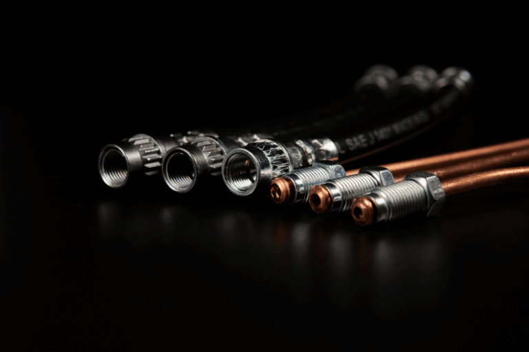 Inspection et remplacement du flexible de frein : Normes et bonnes pratiques 7 Mécanicien inspectant un flexible de frein pour vérifier son état et détecter d’éventuelles fissures.