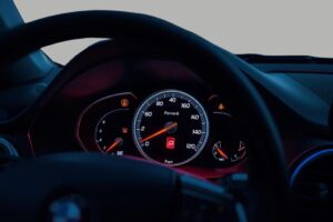 Mecánico comprobando la presión de aceite del motor y evaluando el funcionamiento de la bomba y sus válvulas internas.