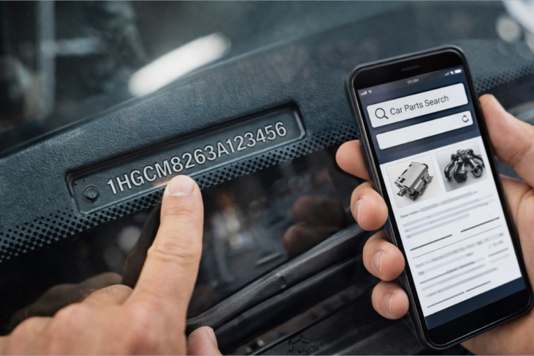 Técnico del taller introduciendo el número de bastidor de un vehículo en RecambioFácil para identificar recambios.