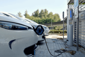 Véhicules électriques d’une flotte française en recharge, symbolisant l’électrification croissante.