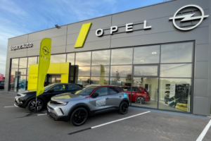 Façade d’une concession Opel, illustrant la reprise des sites de Nantes, Rennes et Angers par le groupe DMD.