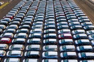 Bâtiment de la Commission européenne à Bruxelles, symbole des décisions politiques impactant l’industrie automobile.