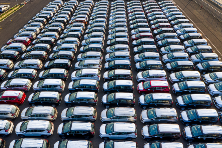 Bâtiment de la Commission européenne à Bruxelles, symbole des décisions politiques impactant l’industrie automobile.