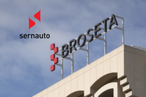 Representantes de SERNAUTO y BROSETA durante la firma del acuerdo para fortalecer la competitividad de proveedores de automoción.