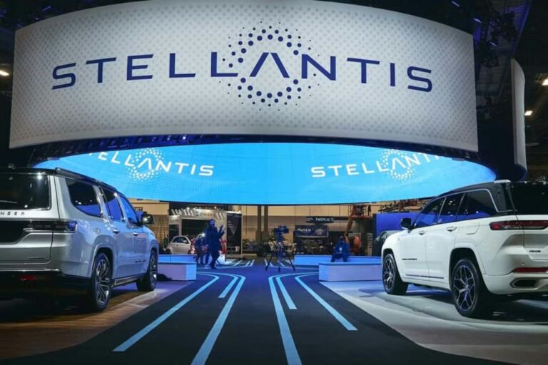 Manifestation de syndicats de Stellantis concernant les nouvelles normes CO₂ européennes.