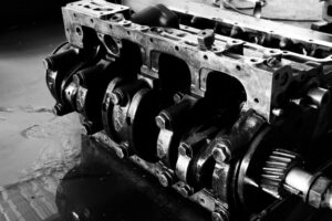 Técnico revisando en un software la trazabilidad de un cigüeñal y otros recambios de motor.