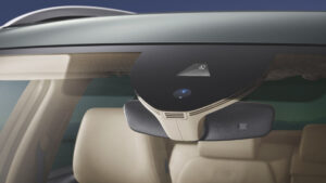 Técnico revisando cómo el sensor de lluvia se comunica con otros sistemas del vehículo a través del CAN Bus.