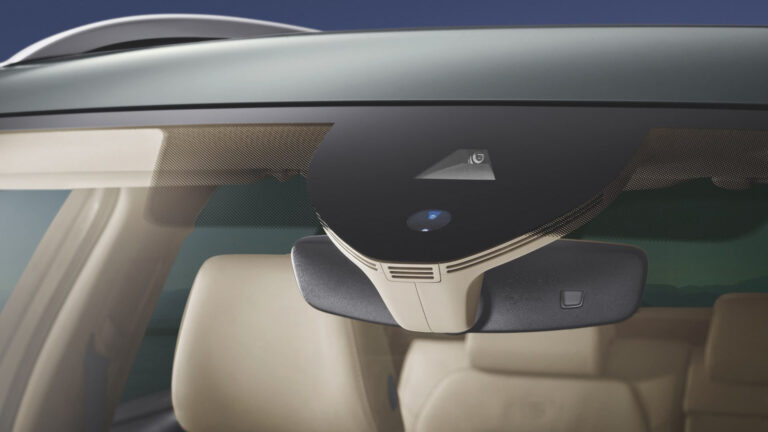 Interacción del Sensor de Lluvia con Otros Sistemas del Vehículo (CAN Bus) 9 Técnico revisando cómo el sensor de lluvia se comunica con otros sistemas del vehículo a través del CAN Bus.