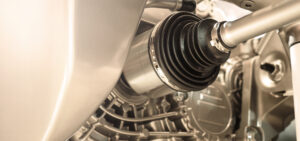 Technicien effectuant le diagnostic d’un bruit de transmission pour identifier un joint homocinétique défectueux.