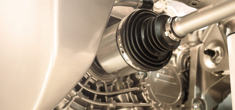 Diagnostic des bruits de transmission : Isoler le joint homocinétique 18 Technicien effectuant le diagnostic d’un bruit de transmission pour identifier un joint homocinétique défectueux.