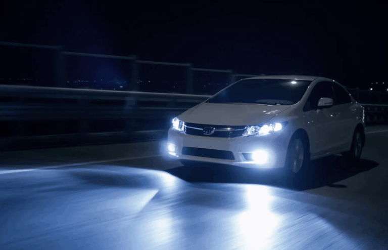 Diagnóstico del Circuito de Luces Antiniebla: Relés, Módulos y Cableado 8 Mecánico inspeccionando relés, módulos y cableado del circuito de luces antiniebla de un vehículo.