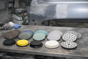 Disques de ponçage de différentes granulométries et supports pour travaux de carrosserie.