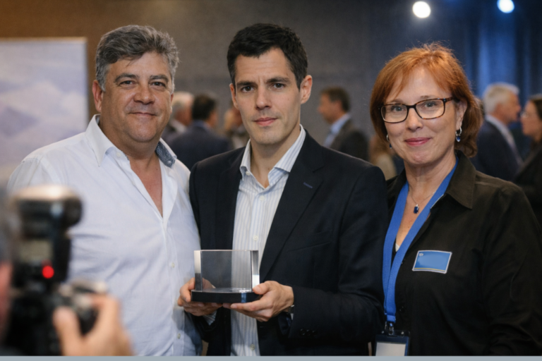 Foto oficial de tres profesionales con trofeo en congreso de posventa