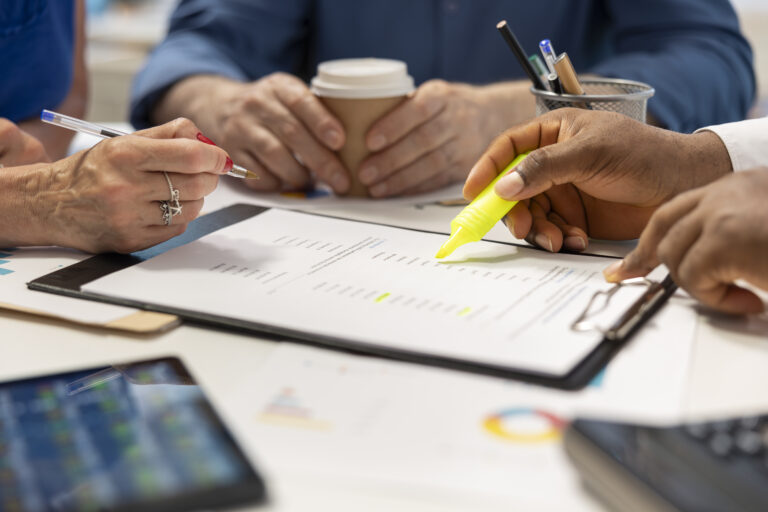 Guía del convenio del metal para talleres y empresas de recambios 3 Backoffice de taller con carpeta de documentación laboral desenfocada, mesa de trabajo y ambiente operativo al fondo, sugiriendo gestión del convenio del metal.