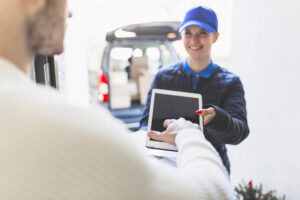 Profesional de un taller utilizando una firma electrónica durante la recepción de un vehículo para registrar la entrada y validar la documentación.