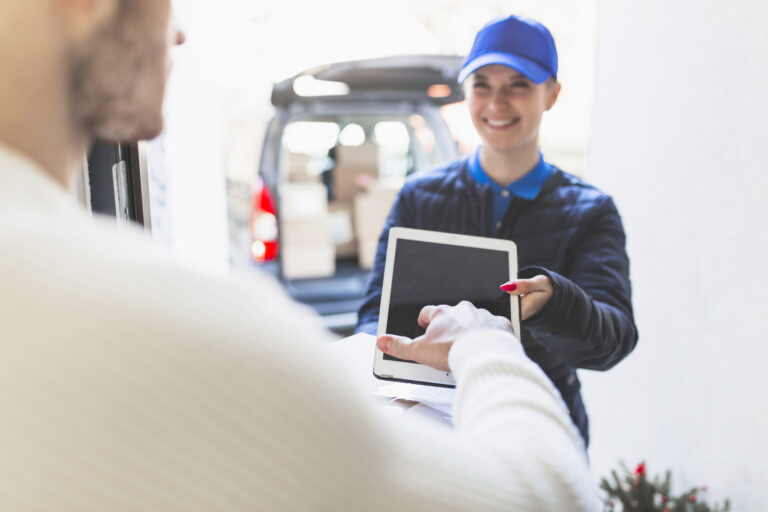 Cómo usar la firma electrónica en la recepción de vehículos del taller 24 Profesional de un taller utilizando una firma electrónica durante la recepción de un vehículo para registrar la entrada y validar la documentación.