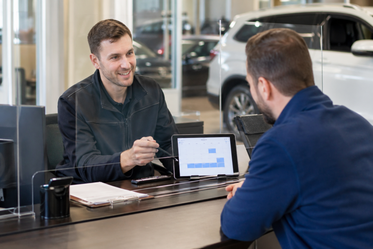 Accueil digitalisé d'une concession automobile avec écran de protection
