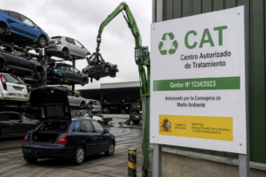 Técnico de CAT desmontando componentes reutilizables de vehículo fuera de uso en instalación autorizada