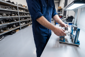 Mécanicien réalisant un contrôle technique OBD en atelier professionnel