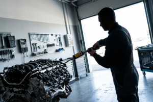 Técnico especializado revisando recambios críticos de vehículo de hidrógeno FCEV en un taller profesional del sector automotriz