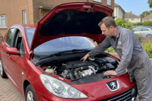 Pompe Direction Peugeot 307 1.6 HDI : Fuite Typique et Prix Réel B2B France 3 Mécanicien professionnel travaillant sur lors de l'entretien d'un véhicule