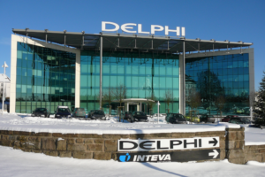 Fachada del edificio corporativo de Delphi e Inteva en un entorno nevado.