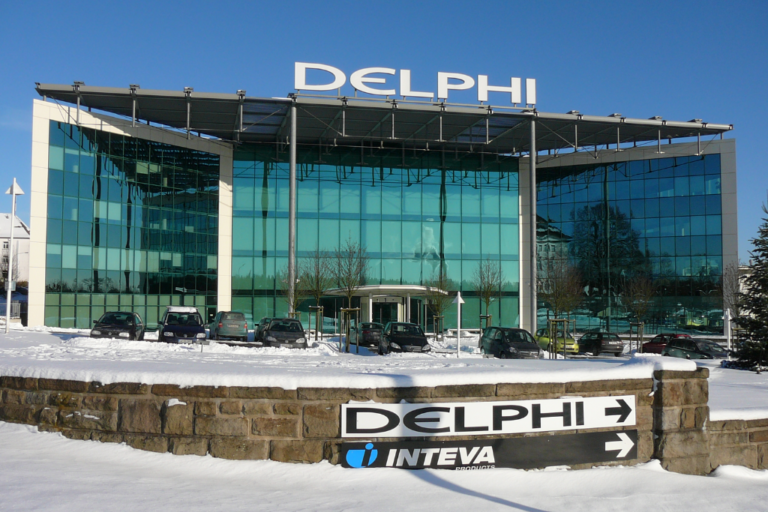 Fachada del edificio corporativo de Delphi e Inteva en un entorno nevado.