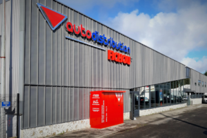 Façade du magasin Autodistribution Fichou avec casier de retrait Click and Collect rouge à l'extérieur.