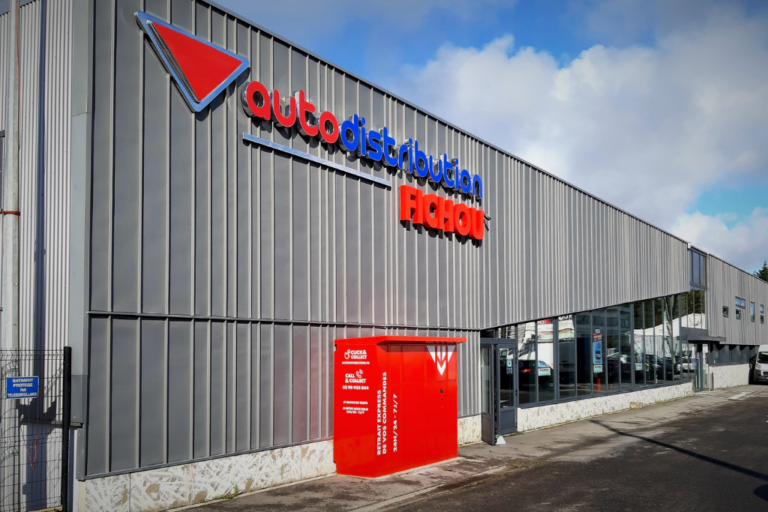 Façade du magasin Autodistribution Fichou avec casier de retrait Click and Collect rouge à l'extérieur.
