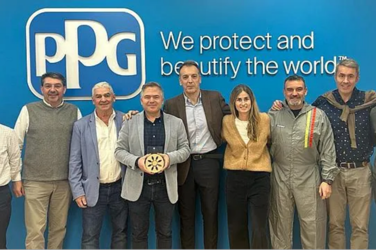 Groupe de professionnels posant avec un trophée devant le logo de PPG et le slogan "We protect and beautify the world".