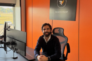 Manuel Pintado, CEO de Recambiofacil, sentado en su escritorio de la oficina corporativa.