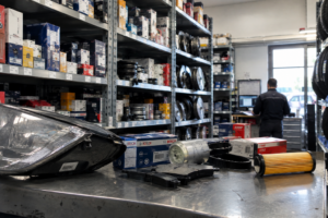 Piezas de repuesto como faro, filtros y pastillas de freno en el mostrador de un almacén de recambios