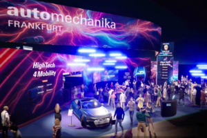 Stand expositivo de Automechanika Frankfurt sobre movilidad de alta tecnología con visitantes y vehículo conceptual en exhibición.
