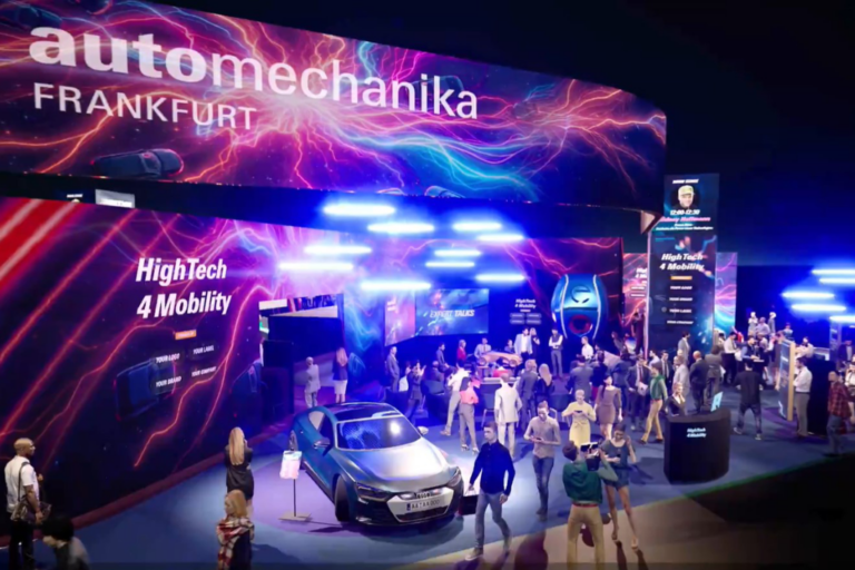 Stand expositivo de Automechanika Frankfurt sobre movilidad de alta tecnología con visitantes y vehículo conceptual en exhibición.