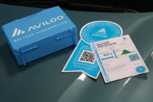 Maletín azul de diagnóstico de baterías Aviloo junto a certificado y código QR de inspección