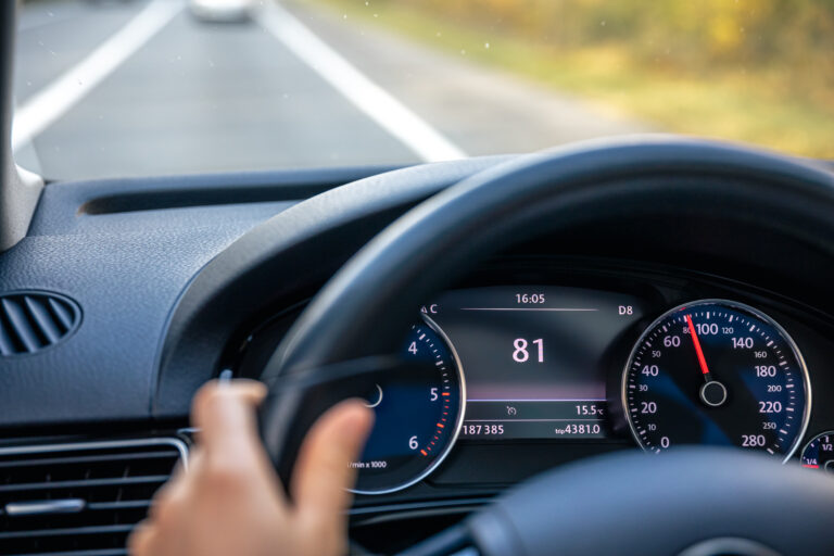 Tabla de mantenimiento del coche por kilometraje: qué revisar cada 10.000, 20.000 y 50.000 km
