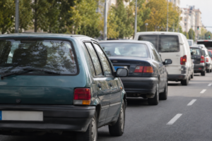 Fila de coches en un atasco urbano en una calle de la ciudad