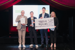 Representantes de MANN+HUMMEL recibiendo el premio de sostenibilidad Partslife en la categoría Recycling con un cheque simbólico de 3.000 euros.