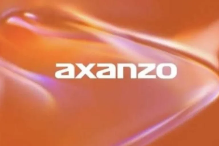 Logótipo da marca Axanzo em letras brancas sobre um fundo abstrato de tons alaranjados