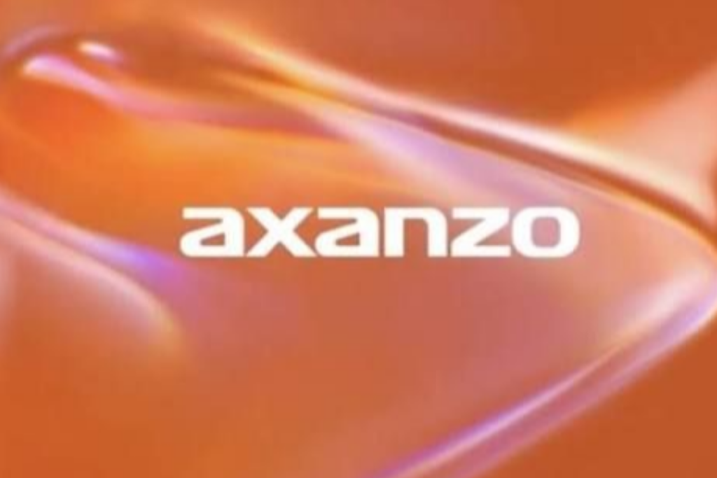Logótipo da marca Axanzo em letras brancas sobre um fundo abstrato de tons alaranjados