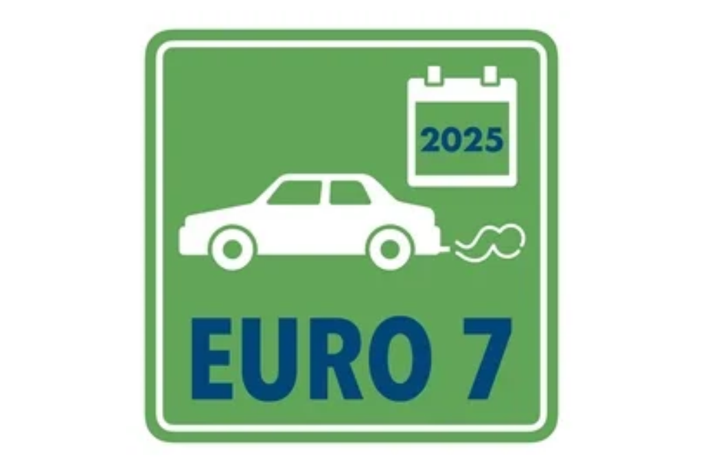 Señal verde de la normativa Euro 7 con la silueta de un coche emitiendo gases y un calendario con el año 2025